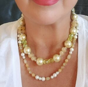 Chic Gold and Pearl Necklace